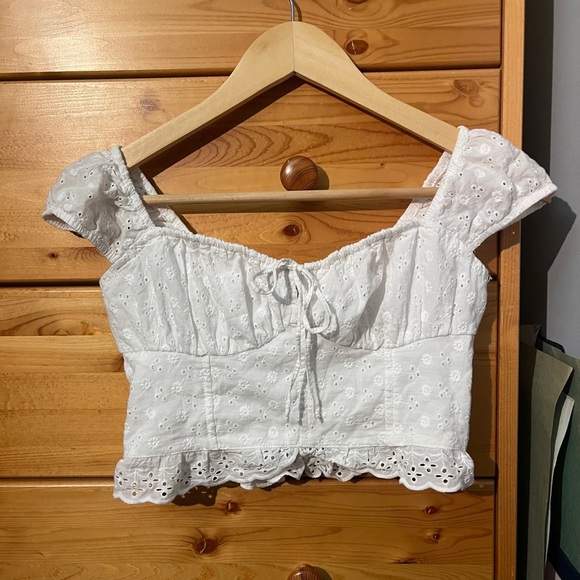 Hollister White Eyelet Off Shoulder Crop Top XS🤍 - Picture 2 of 4